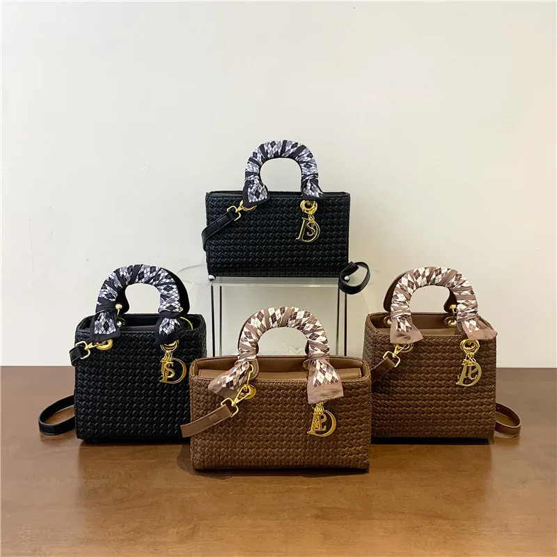 fashionable-and-trendy-zipper-crossbody-bag-high-quality-women's-handbag-casual-shoulder-bag-with-luxury-chain-strap