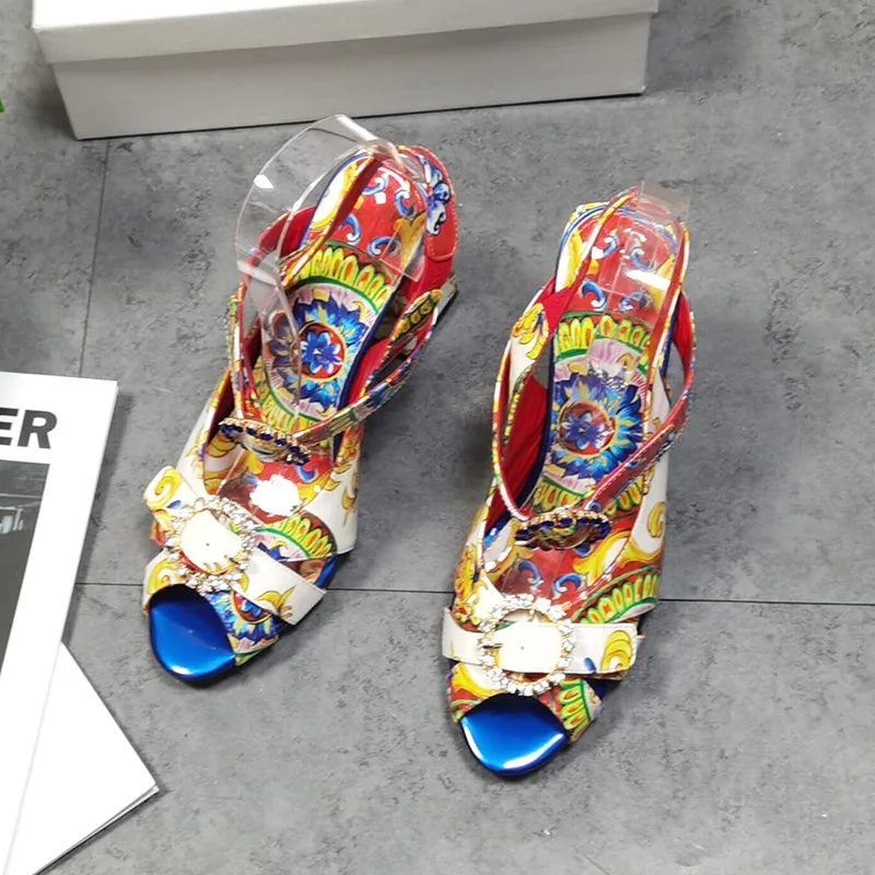 

Женские яркие босоножки на массивном каблуке с принтом в стиле барокко, с ремешком на щиколотке и пряжкой со стразами, для фестивалей, вечерних выходов и уличного стиля