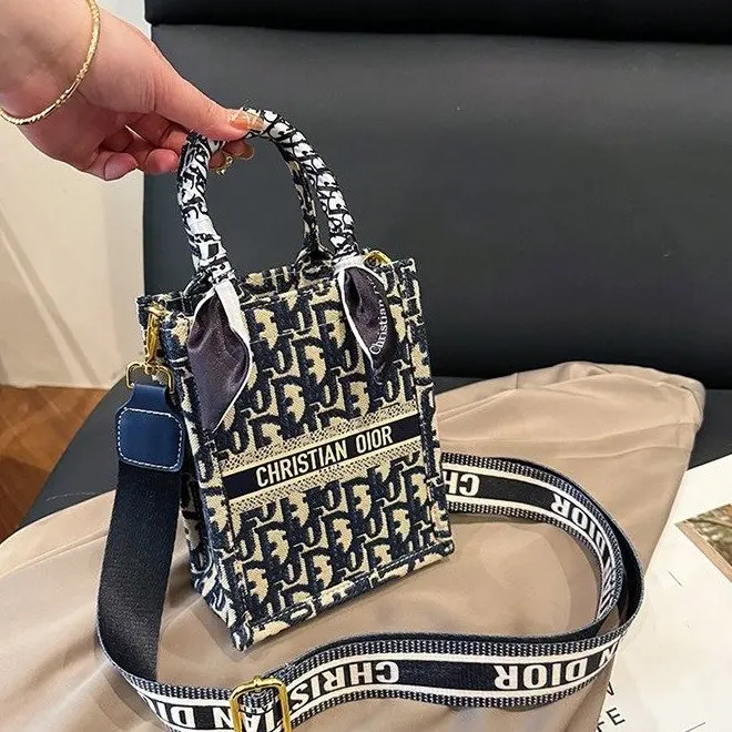 

Embroidered Square Bag for Women, 2026 New Style, Structured Shape, Comes with Handle and Detachable Strap
