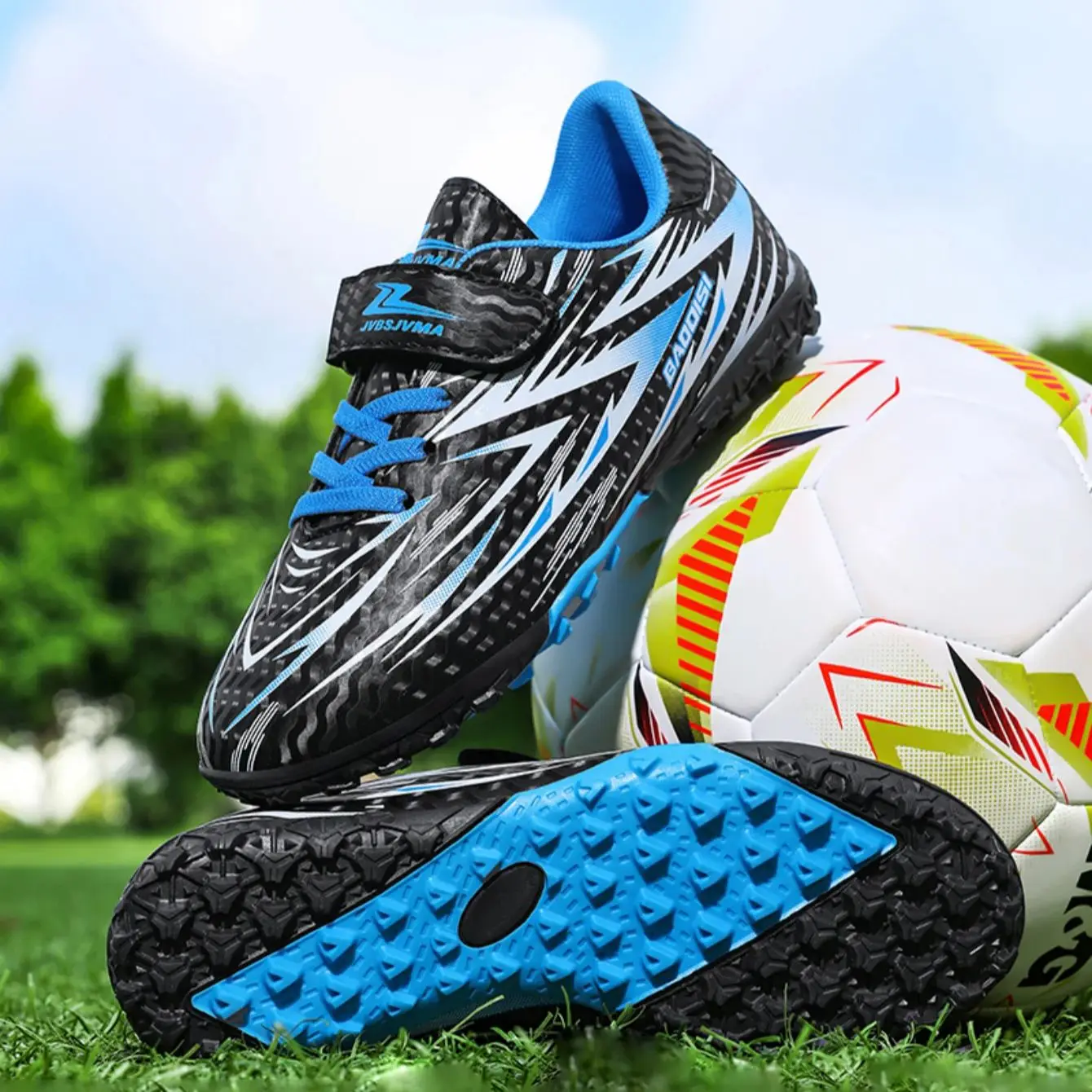 

A pair of children's four-season leather football shoes with stud detailing, wear-resistant football shoes, sizes 28-39，MZ-196-1