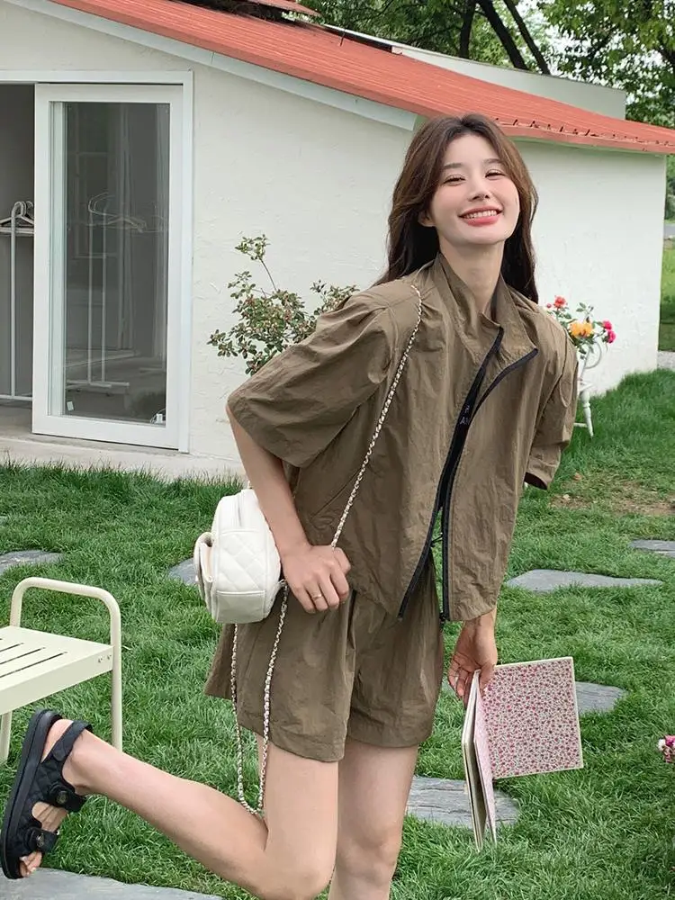 

Loose Coffee Color Sport Sunscreen Set Women Summer 2026 New Elegance Dressing Top Shorts Two Piece Set Fashionable Outfit