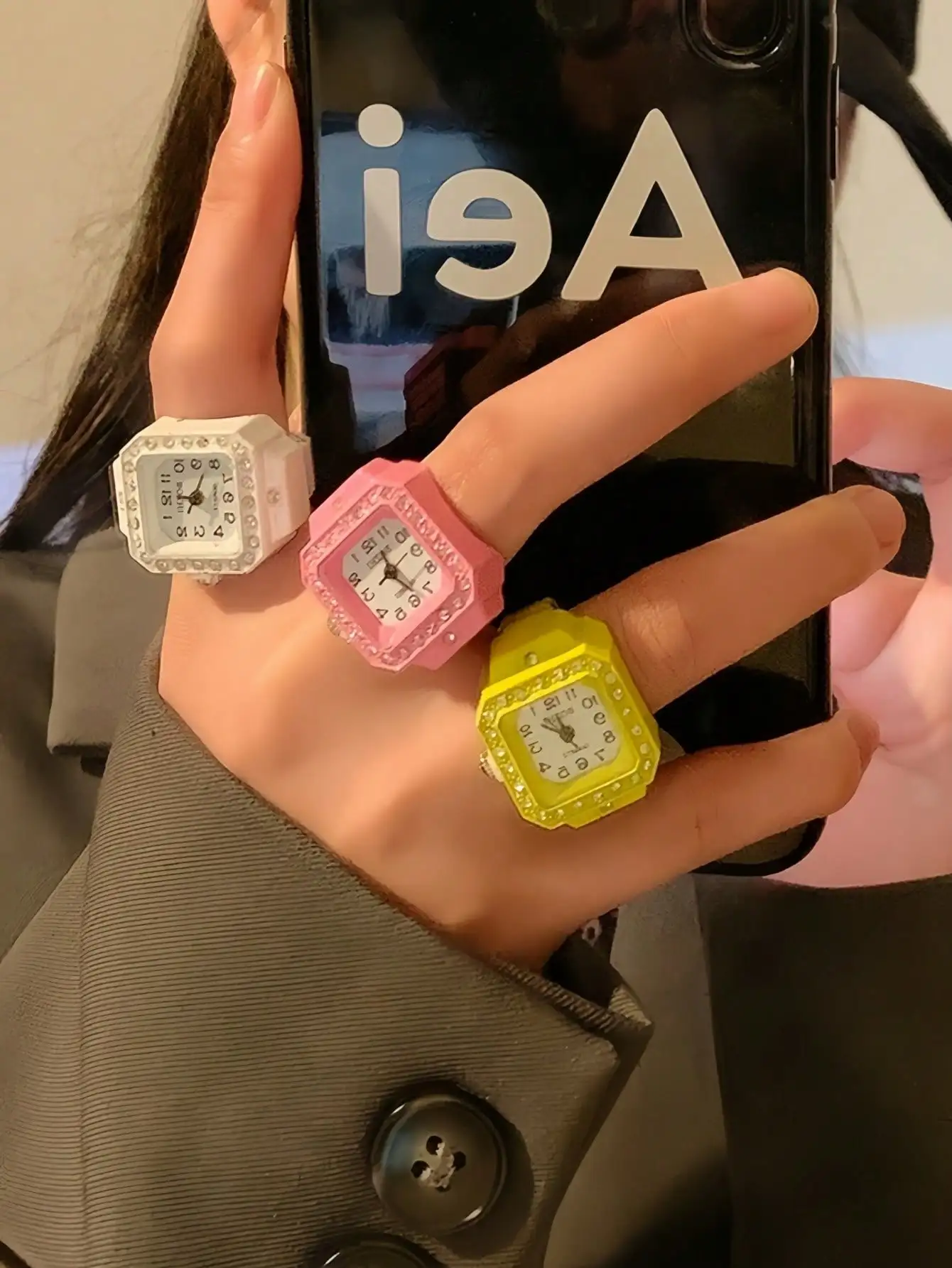 

Миниатюрные квадратные часы-кольцо с безелем, украшенным стразами, пластиковым корпусом и кварцевым механизмом.