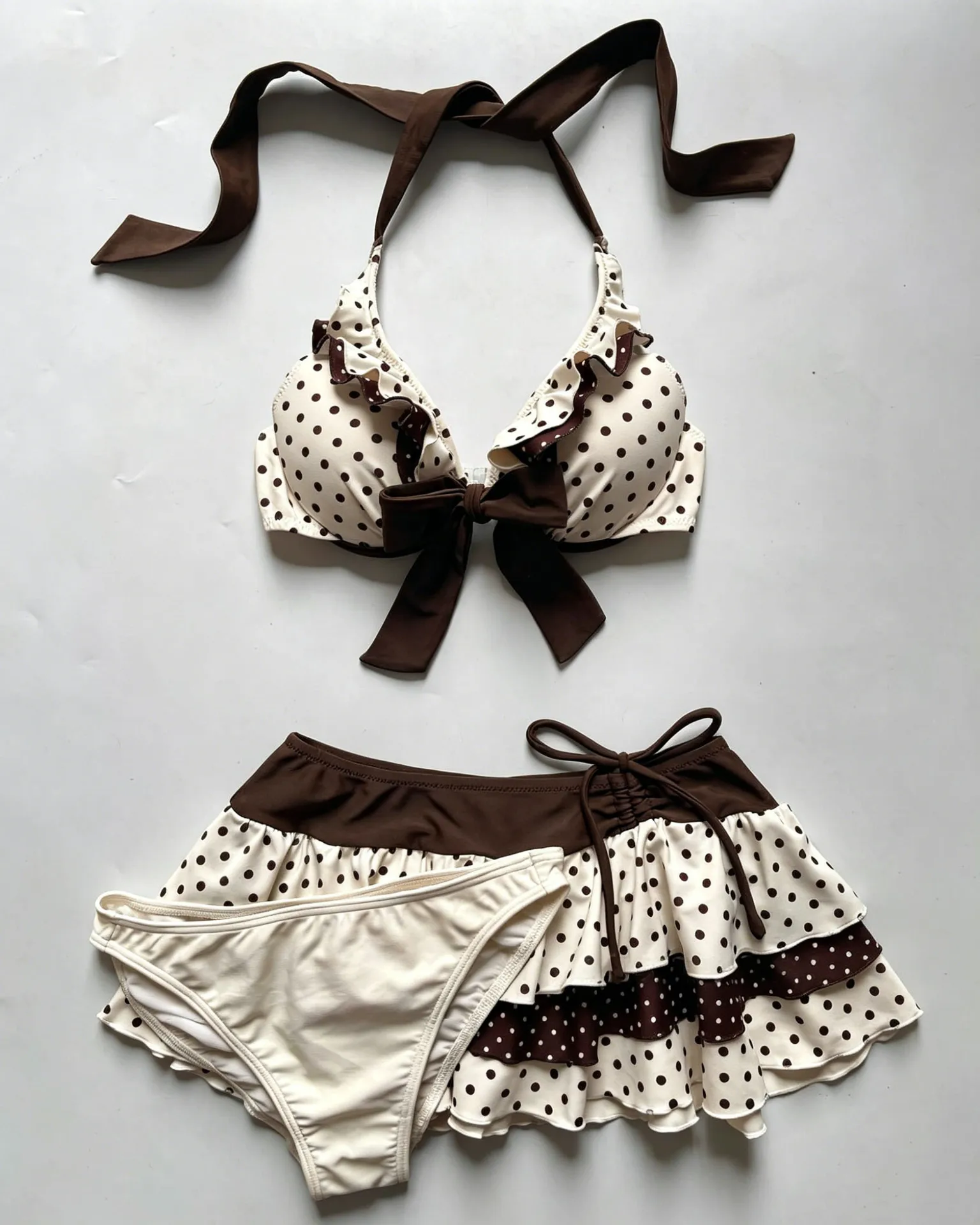 Y2K Retro-Bikini-Set im Polka-Dot-Look mit Spitze, dreiteilig, mit Neckholder-Oberteil und Rockartigem Unterteil. – Detail 6