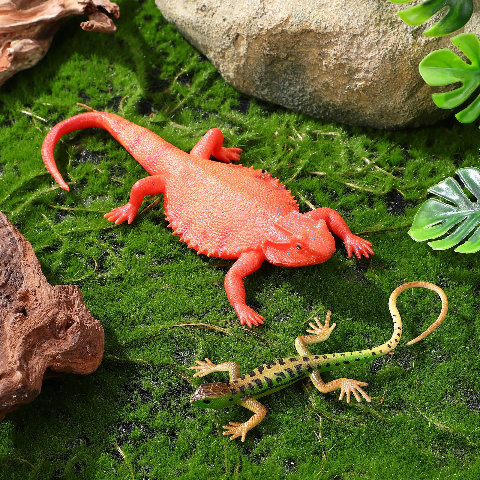

2Pcs Realistic Simulation Animal Lizard Decorations Soft Plastic Crawling Reptile Props Prank Scary Collection Display
