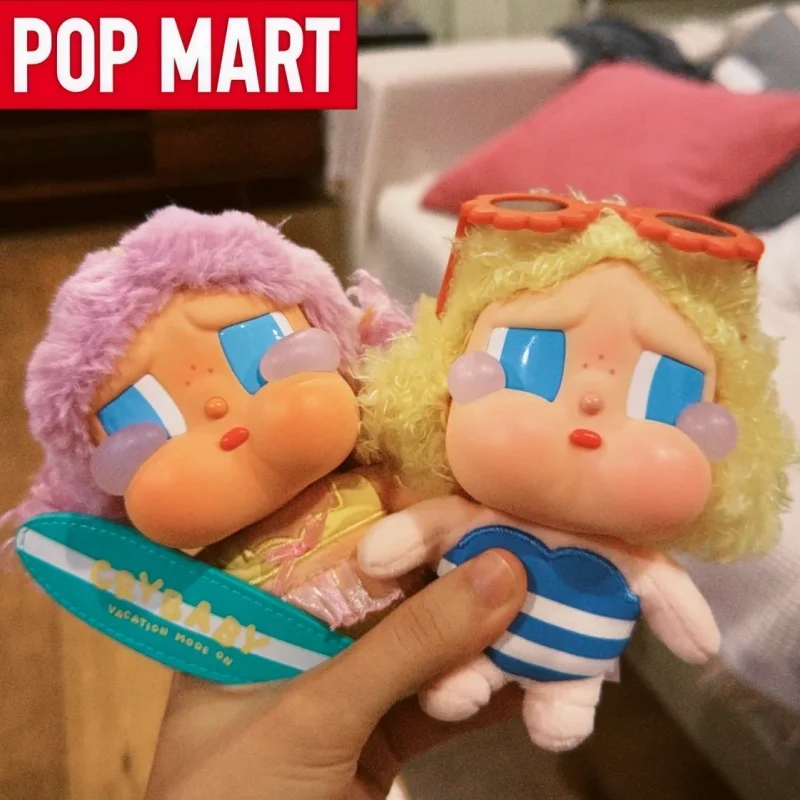 POP MART Crybaby Modalità vacanza su serie Scatola cieca per bambola in vinile Scatola misteriosa Ornamento carino Figura anime Giocattolo da tavolo Regali di compleanno