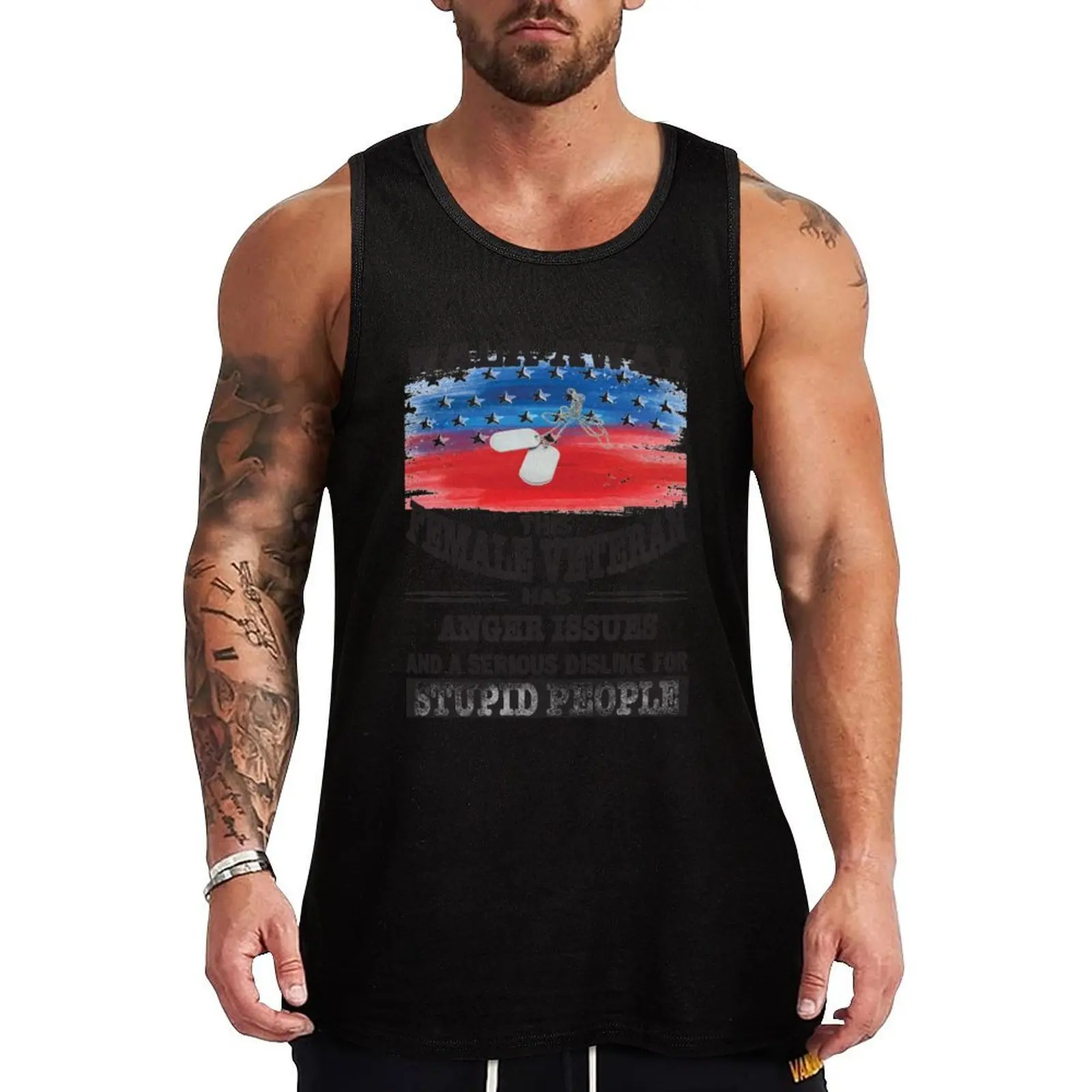 Cette vétéran a des problèmes d'agressivité et un fort dégoût pour les gens stupides. T-shirt, débardeur.