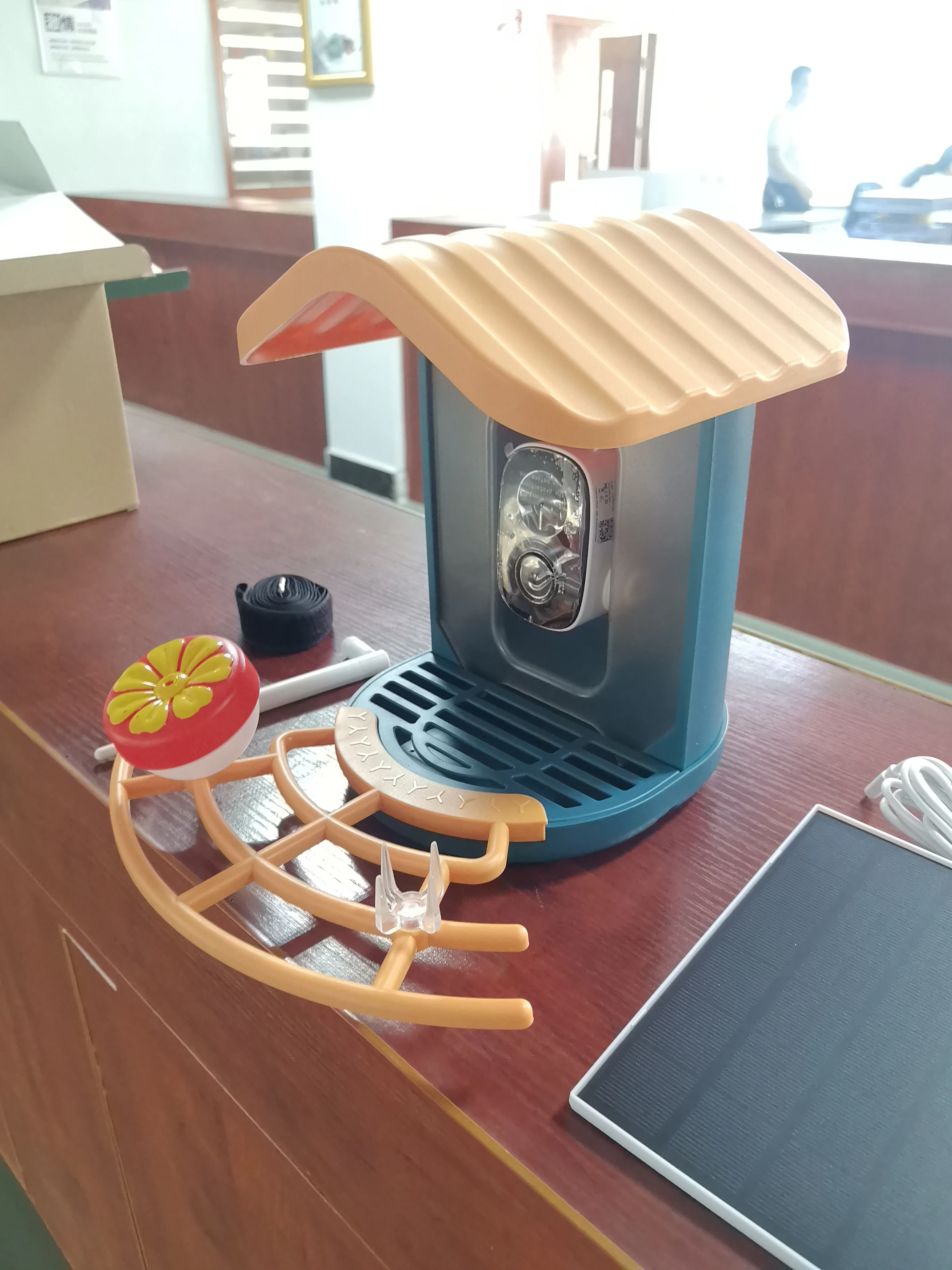 Solar 4MP intelligent bird feeder camera with artificial intelligence bird identification, durable ABS material, high definition