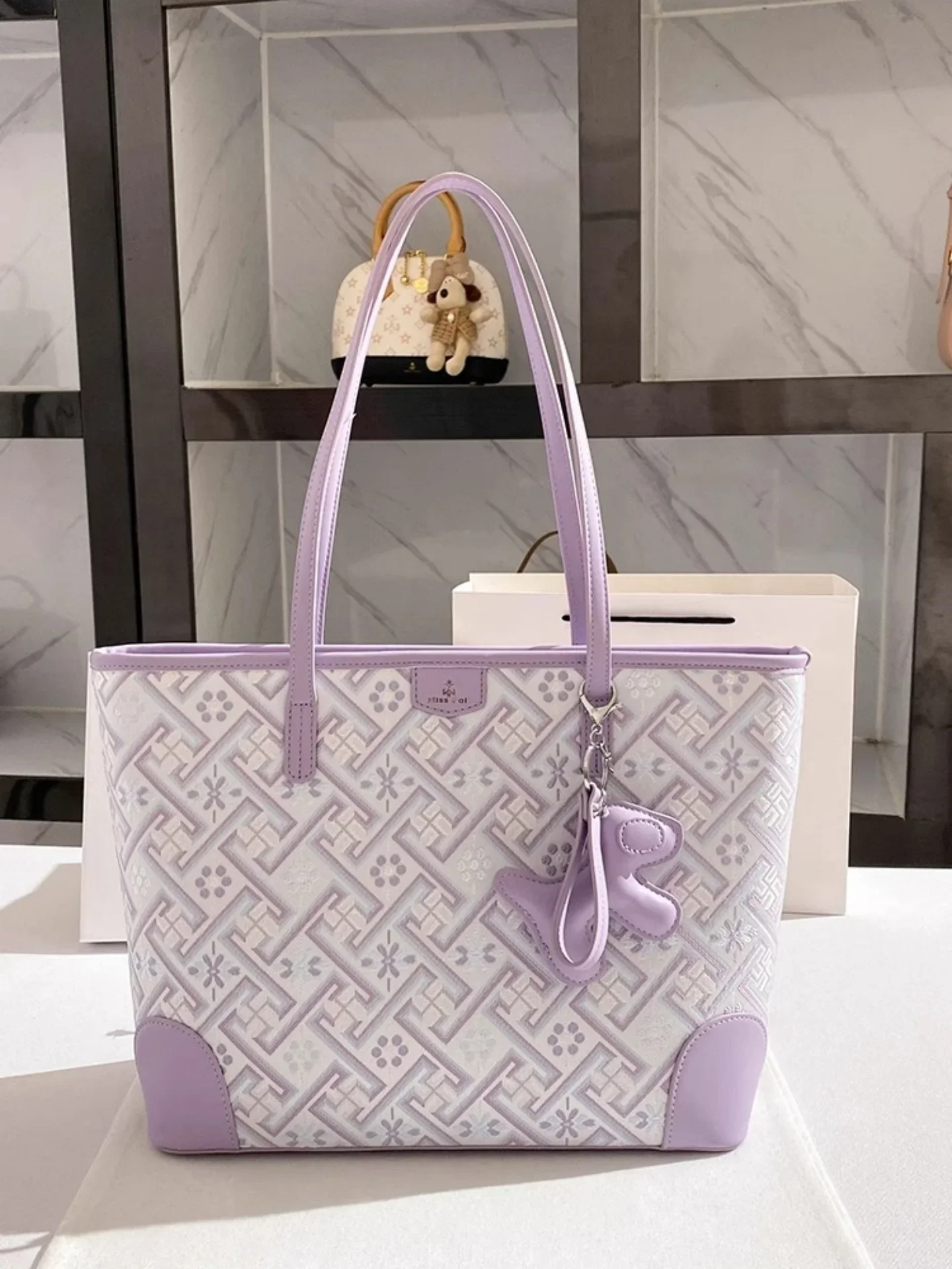 

New Chinese and Luxury Tote Bag with Charming Decoration Flowers and Pendant Women Popular and Versatile Handbag Large Capacity