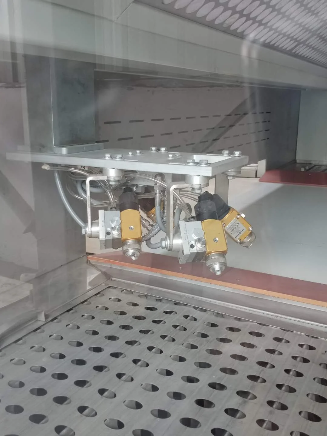 Macchina a spruzzo automatica del sistema di verniciatura per porte in legno CNC per MDF/legno massiccio/mobili