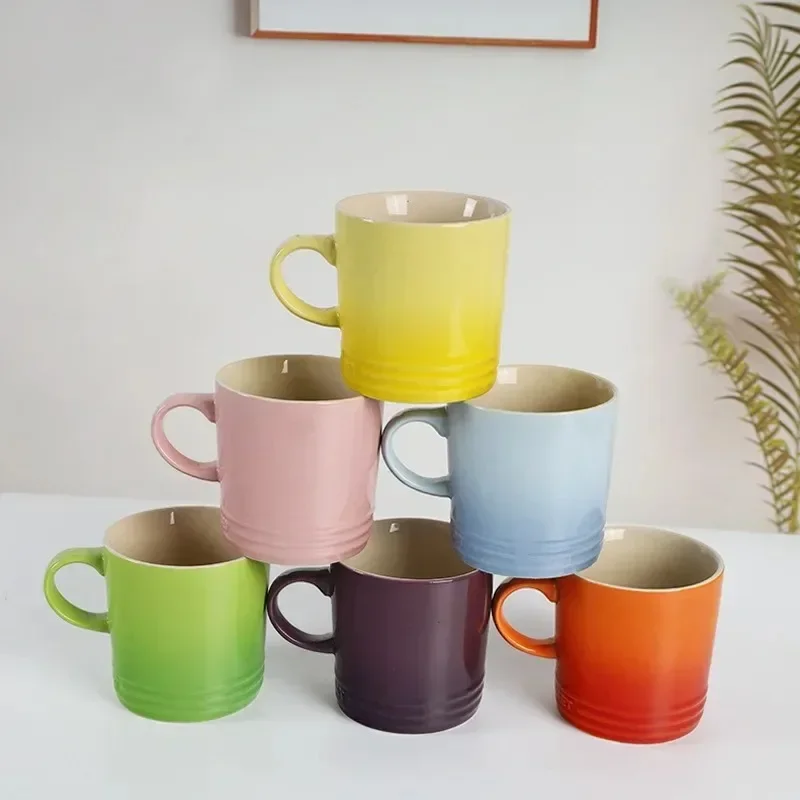 Canecas cerâmicas estilo nórdico com presente da mão Caneca popular do gradiente da cor, caneca criativa do macaron, copo fresco do arco-íris, mão