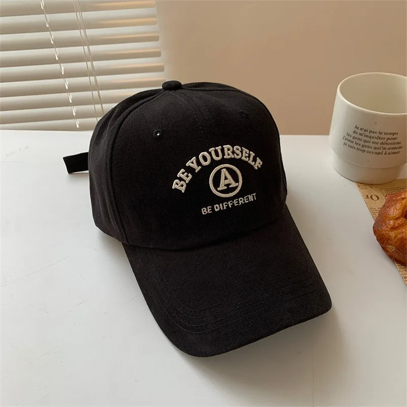 Модная бейсболка с вышивкой — регулируемая застежка с полями — летняя шляпа для похудения лица для мужчин и женщин — минималистичный дизайн с буквами