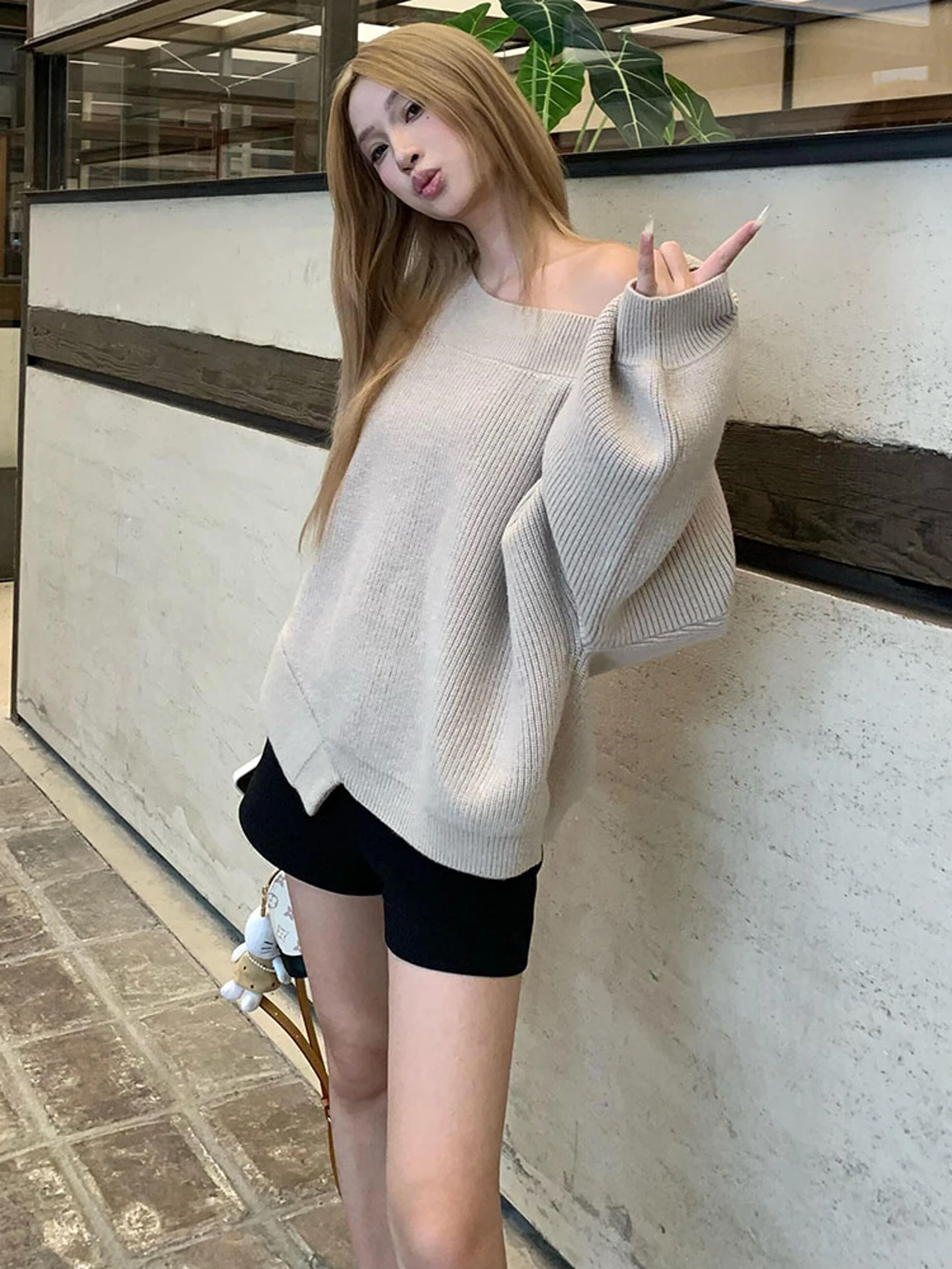 เสื้อสเวตเตอร์ถักไหมพรมสไตล์อเมริกันเรโทร แขนยาว สำหรับผู้หญิง ฤดูใบไม้ร่วง ฤดูหนาว ดีไซน์ใหม่ ไหล่เฉียง ทรงหลวม สไตล์โอเวอร์ไซส์ คุณภาพดี