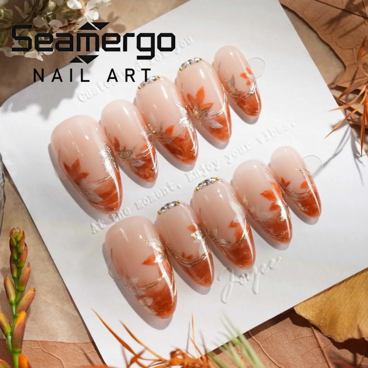 24개 그라데이션 메이플 브라운 리프 모양의 가짜 손톱, 골드 라인 라인스톤 아몬드 프레스온 네일, 우아한 가을 감성 매니큐어