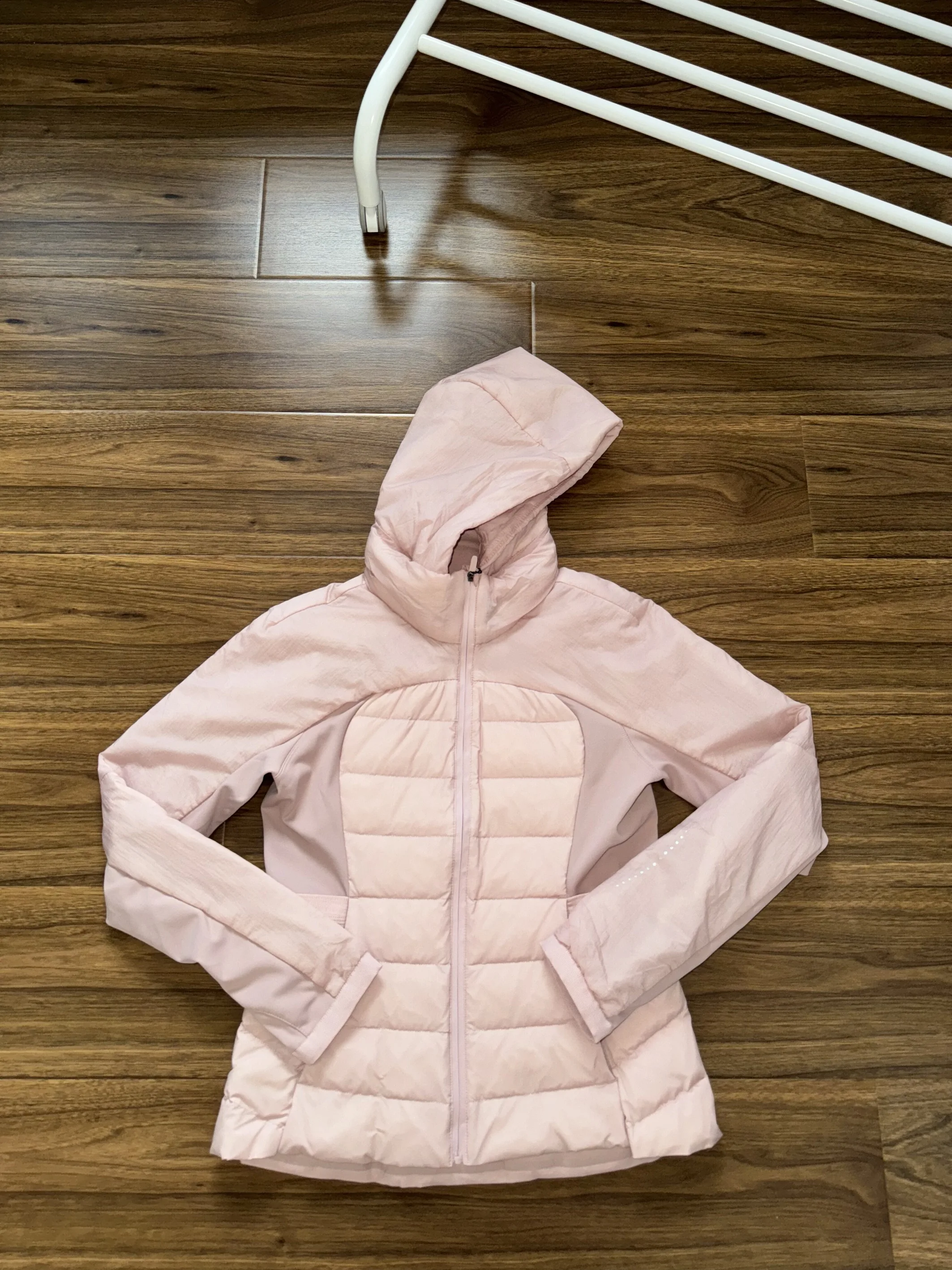 سترة نسائية حرارية خفيفة الوزن مع غطاء للرأس بقصة ضيقة للياقة البدنية واليوجا والجري والأنشطة الخارجية معزولة للرياح