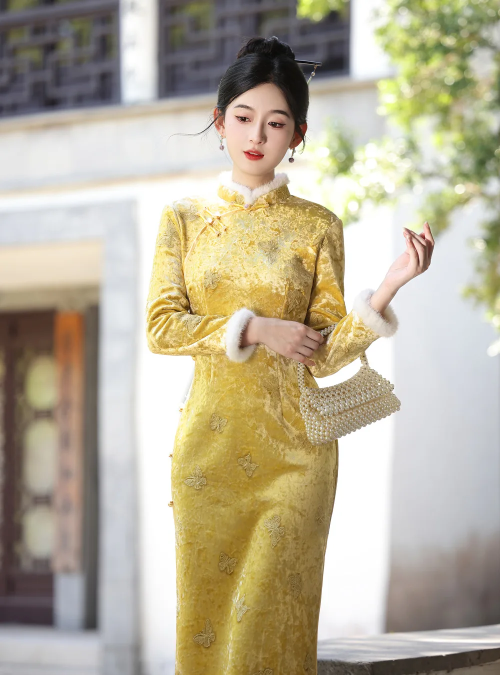 

2025 Autumn/Winter New Chinese Style Gentle Improved Edition Gold Diamond Velvet Embroidered Thick Cheongsam Qipao