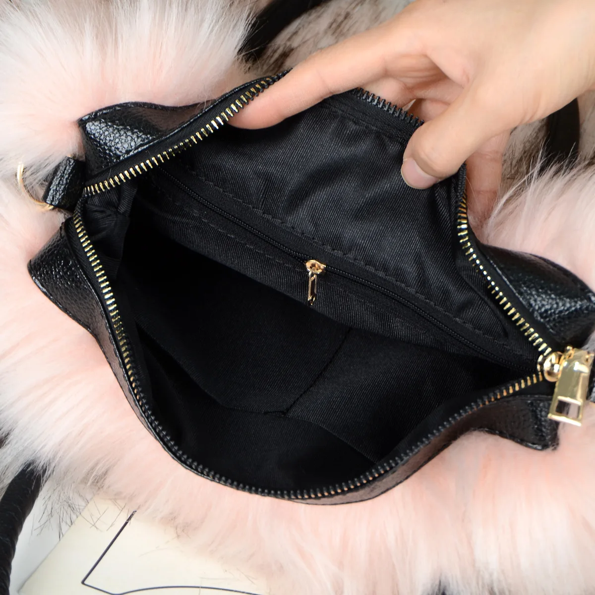 Luxury Fur Handbags 2023 Winter Hand Imitation Raccoon Fur Plush Bag Advanced Fashion Handheld One Shoulder Faux Fur Bag