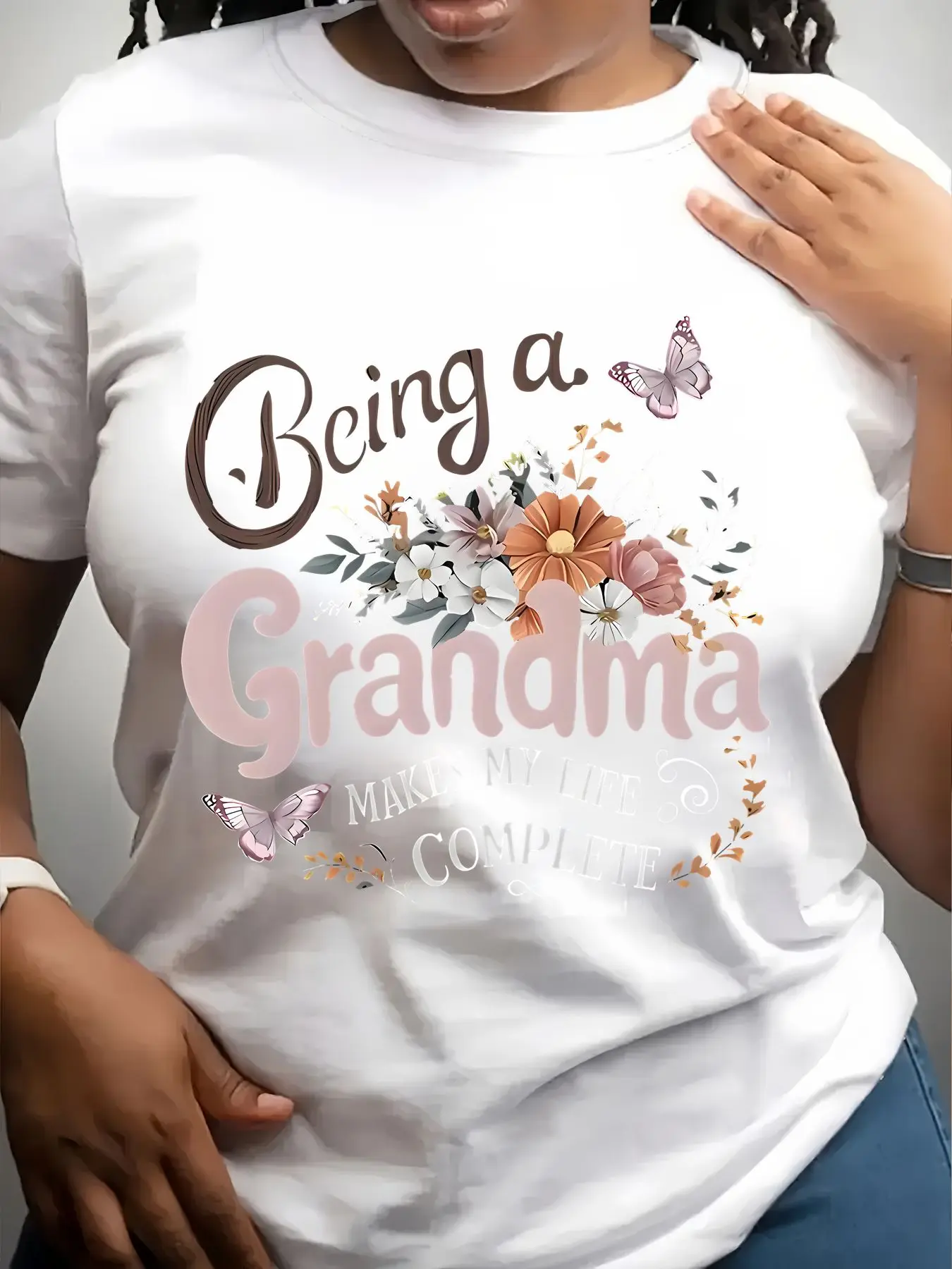 Women's Trendy Crew Neck T-Shirt Being a Grandma Makes Life Complete Suitable for Casual Sportswear
