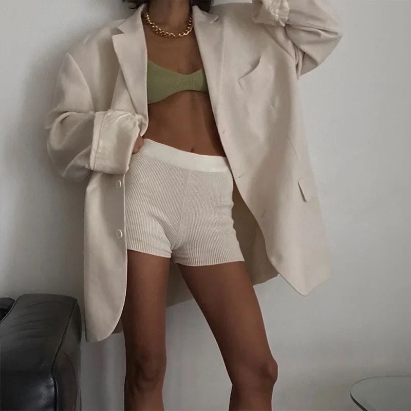 شورت نسائي جديد لعام 2025 شورت ضيق مثير للصيف شورت محبوك أسود وأبيض