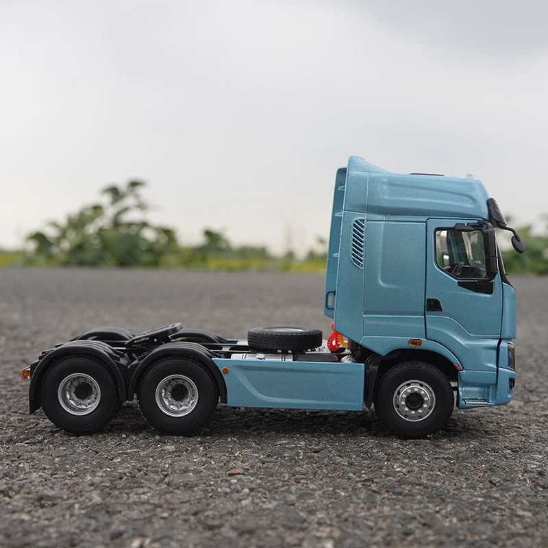 

1:24 Original Liuqi Chenglong Balong, Chenglong H7 Tractor Alloy Simulation Heavy Truck Model