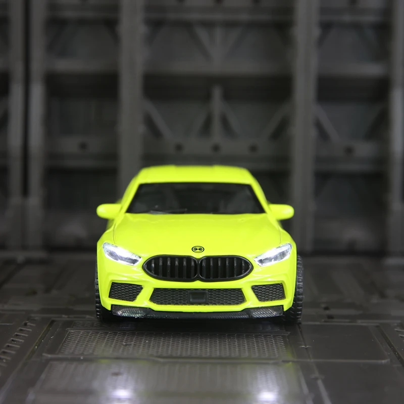 1:32 simulation BMW M8 alloy car model, doors and engine hood, trunk can be opened, sound and light return gifts