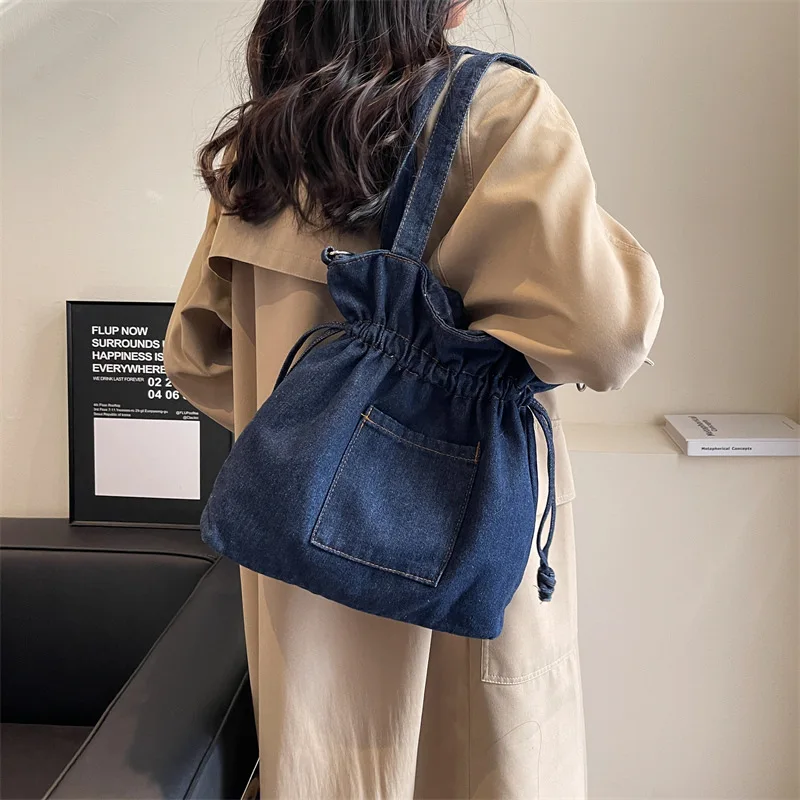 Drawstring vertical slanted bucket bag for women, durable denim, large-capacity single-shoulder underarm bag for commuting