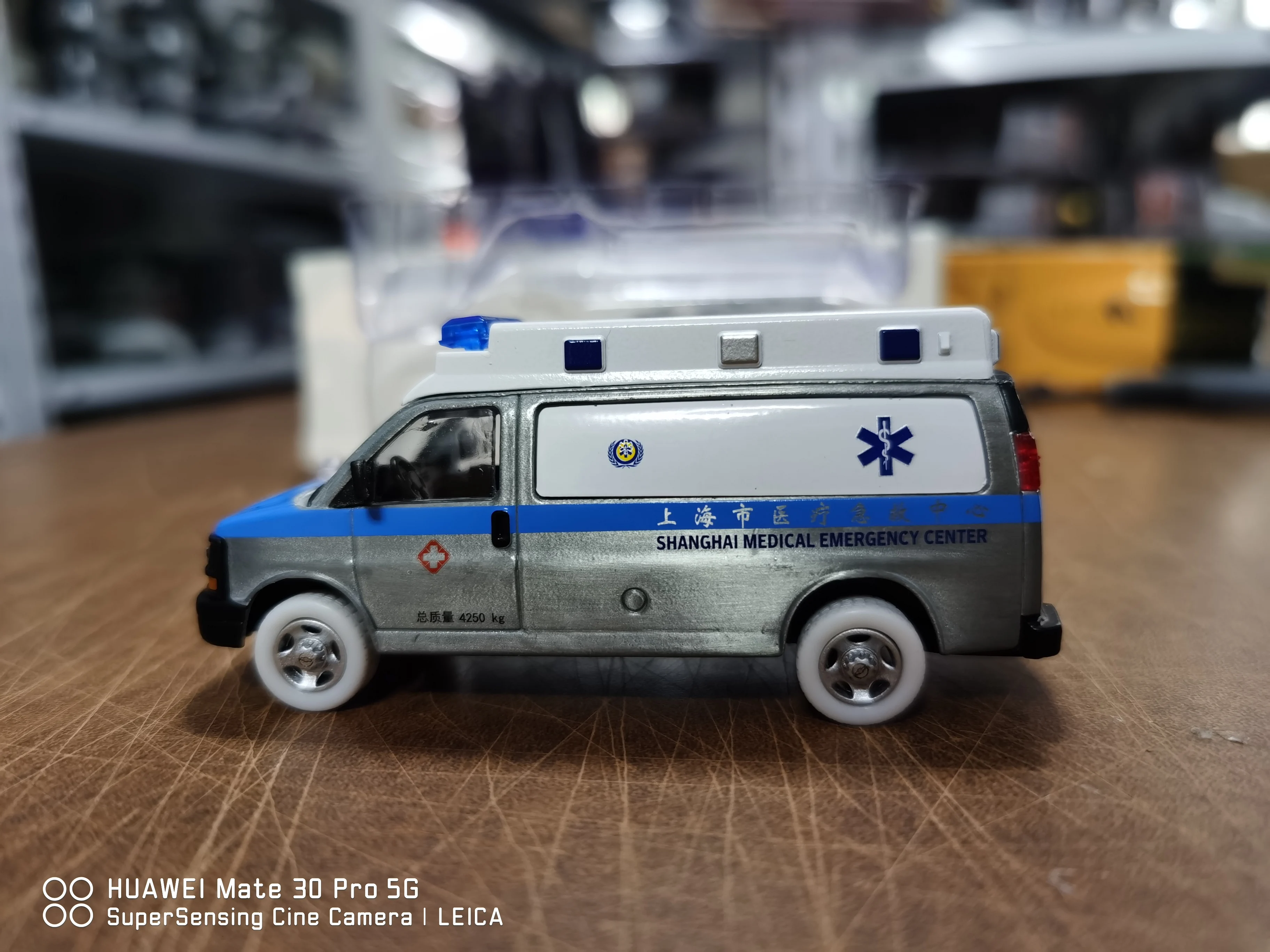 

596 Model 1:64 Shanghai medical ambulance 120 ambulances Collection die cast alloy car model decoration gift