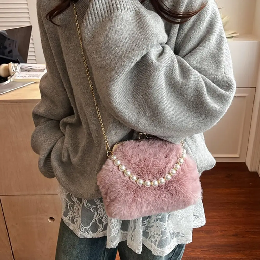 

Вечерняя сумка-клатч на запястье с жемчугом, пушистая, с застежкой Kiss Lock, из искусственного меха, плюшевая, элегантная, на одно плечо, в форме ракушки, кроссбоди, для вечеринок