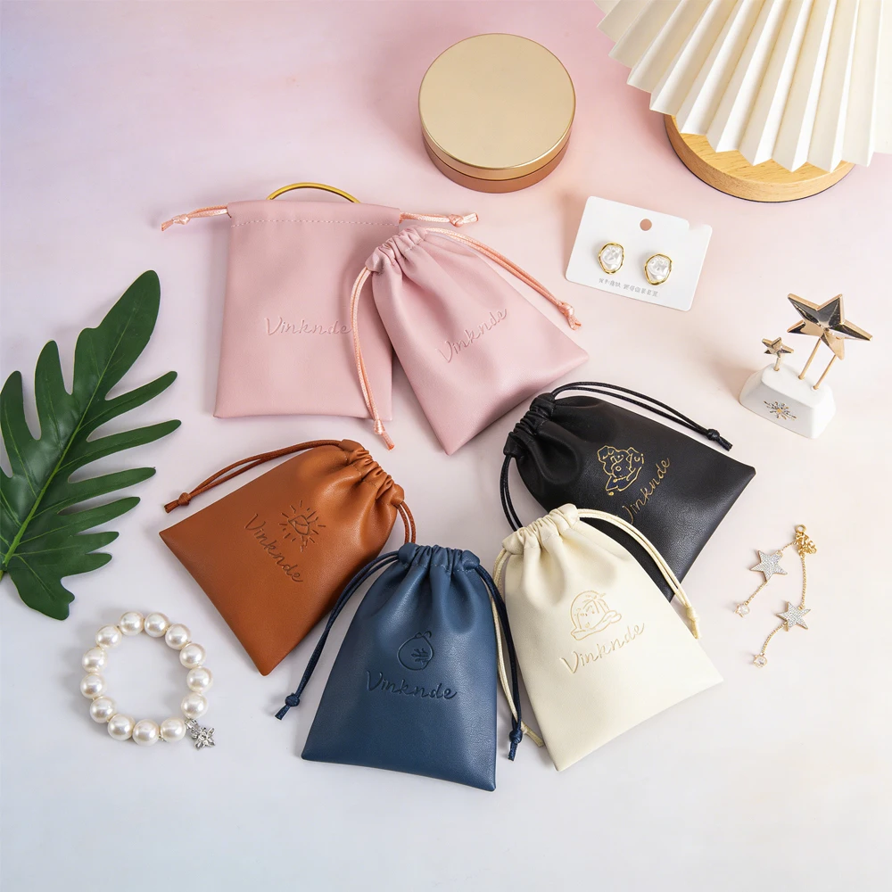 

50 шт. пакетов для упаковки ювелирных изделий 7*9, 9*12, 10*15 см, с возможностью нанесения логотипа, из искусственной кожи, для подарков, хранения, свадеб, на шнурке, для косметики и сладостей