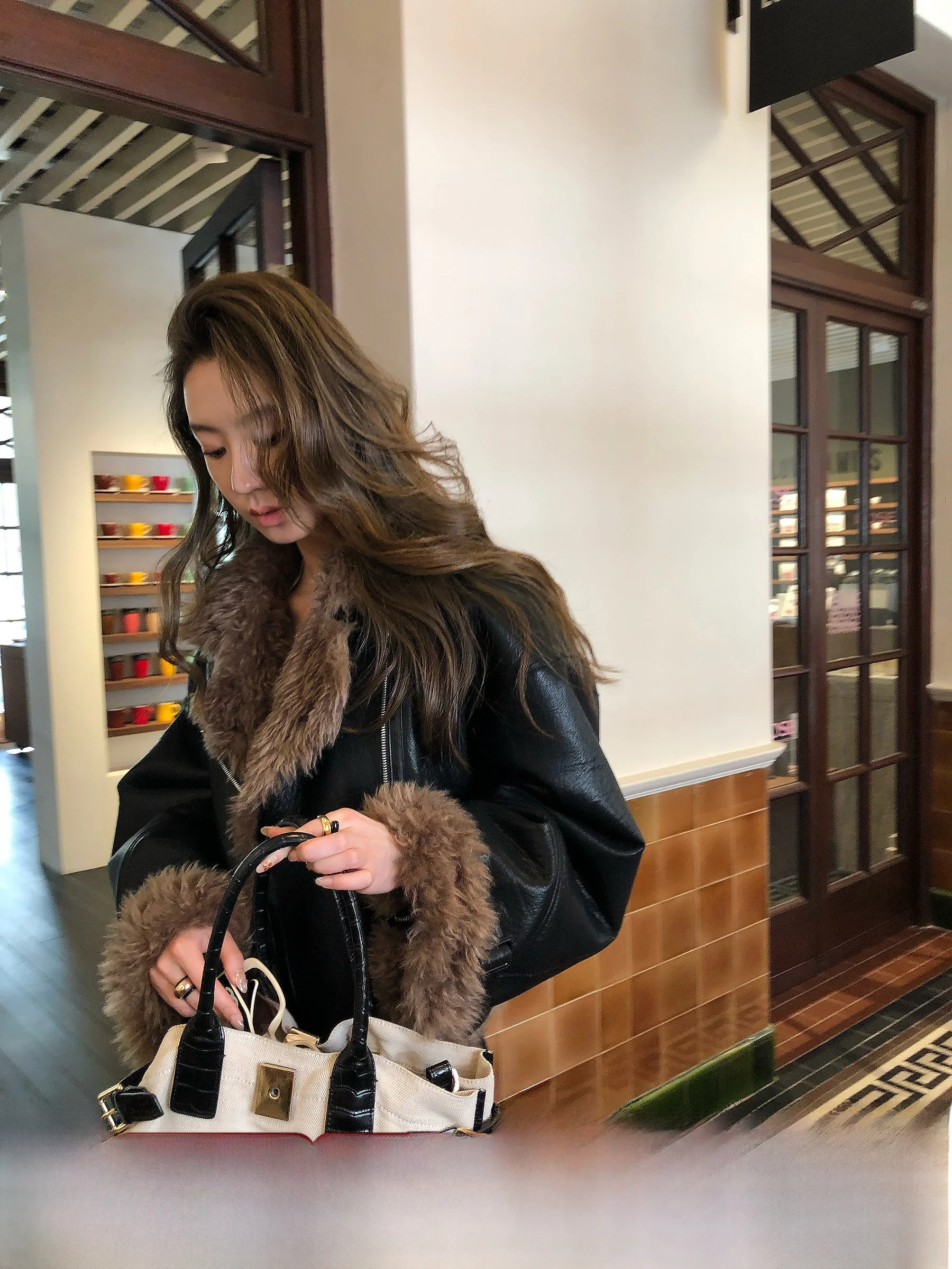 

Официальная двусторонняя зимняя модная теплая женская куртка Gakee из кожи с меховой подкладкой, повседневное свободное пальто с длинными рукавами