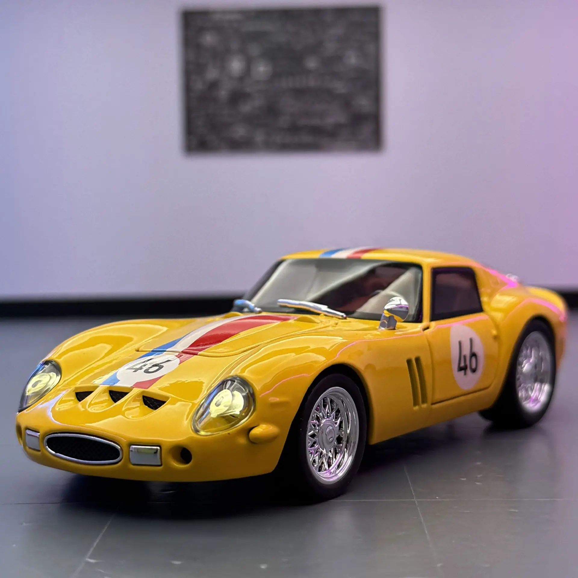 1:32 250 GTO Supercar Modello di auto in lega Suono e luce Tirare indietro Giocattolo da collezione per bambini Regalo di compleanno