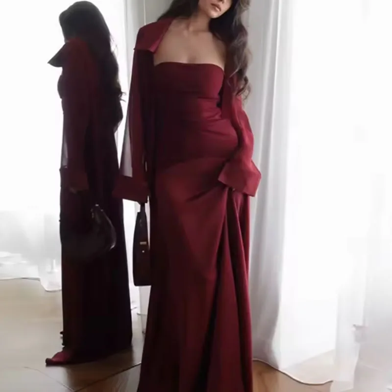 

Модный комплект: элегантный топ-бюстье с вырезами, атласное платье с шифоновым жакетом, однотонный наряд для банкета