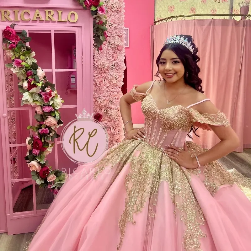 Vestidos De quinceañera con apliques Rosas y dorados, Vestido De tul con perlas De encaje sin hombros, dulce Vestido De cola De corte De 15 y 16 años