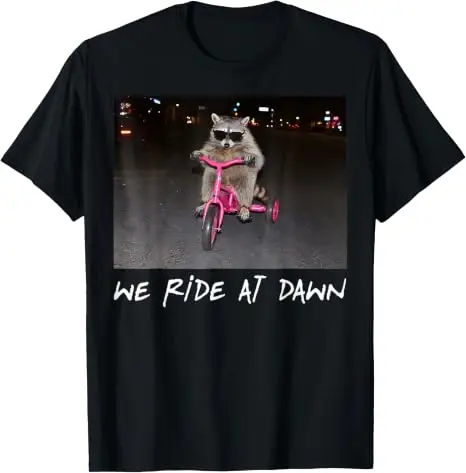 We Ride At Dawn Lustiges Waschbär auf Dreirad reitendes chaotisches Meme-T-Shirt Y2k Humor Tierkunst Niedliches Spruch-T-Shirt Personalisierte Streetwear – Detail 7