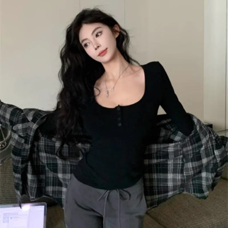 T-shirt décontracté à manches longues, coupe ajustée, épaules dénudées, haute élasticité, design à boutons, base en tissu, vêtement d'automne