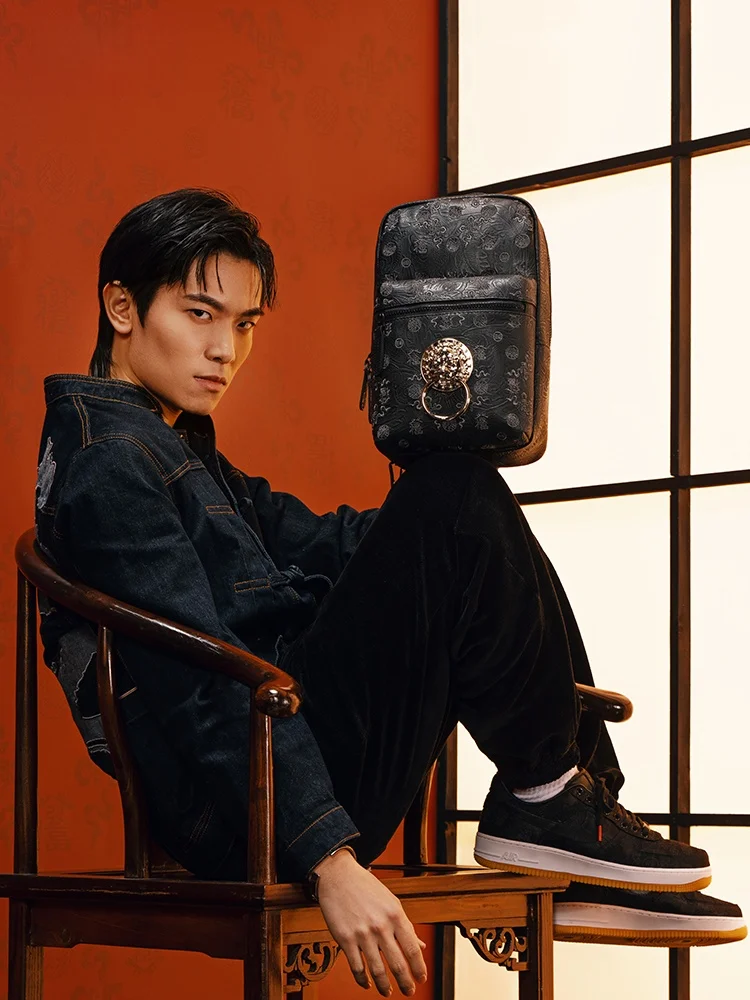 イニシャル スリー トレンディ ブランド 大容量 ユニセックス クロスボディ スポーツバッグ カジュアル ストリート スタイル PVC 素材 ジッパー開閉 ショルダーバッグ