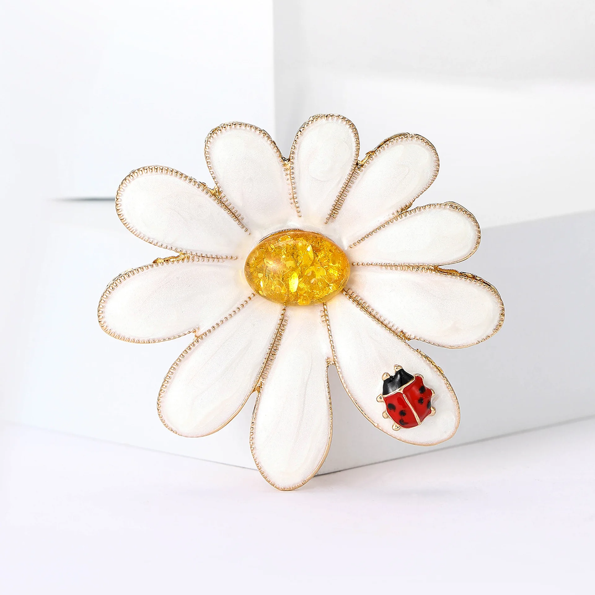 Trendy Beautiful Daisy Flower Brooches For Women Unisex Little Ladybug Lying on White Daisy Plant Brooch Office Party Pins Gifts