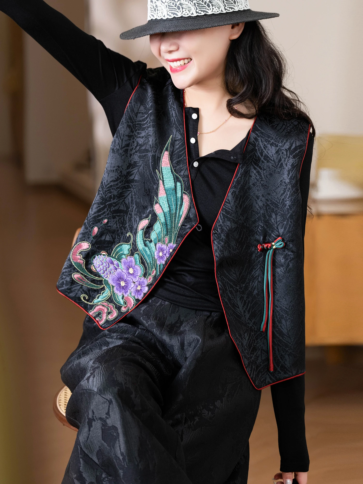 

Яркий фиолетовый жилет из шелкового бархата с вышивкой и цветным блочным дизайном, тонкий, стандартного кроя, осенняя коллекция, женская мода