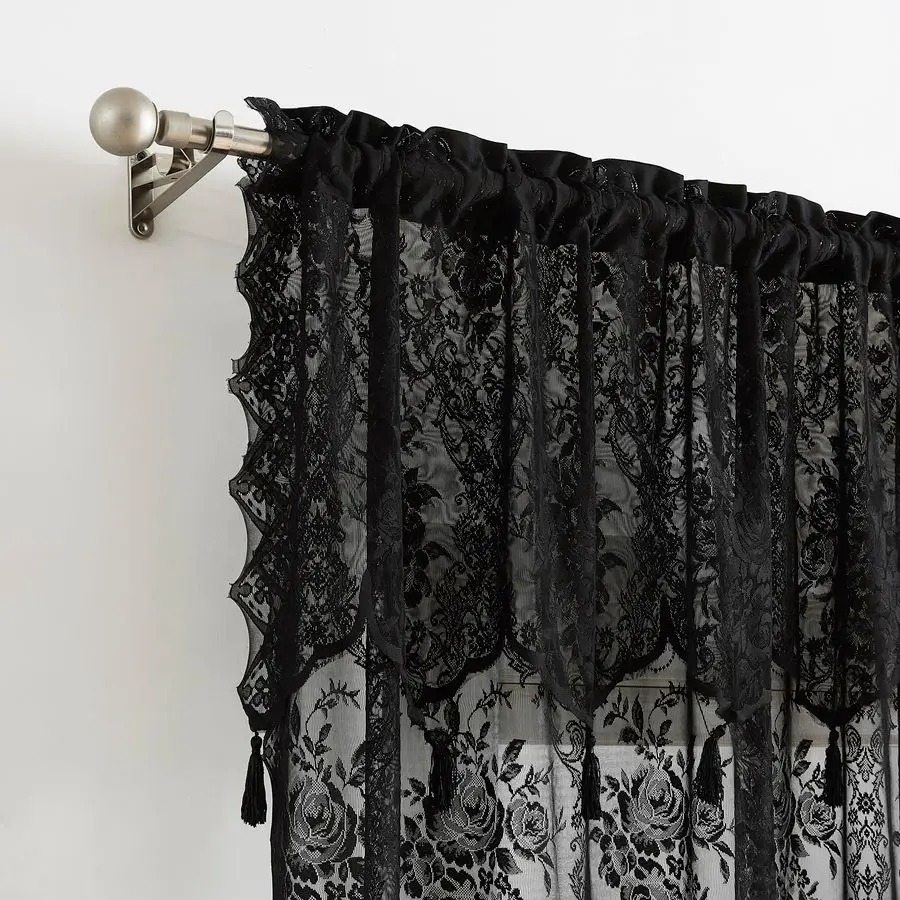 

Пара из 2-х черных полупрозрачных кружевных штор стандартной длины (54 дюйма ширина x 84 дюйма длина) с прикрепленными ламбрекенами и 6 кисточками. Классический E
