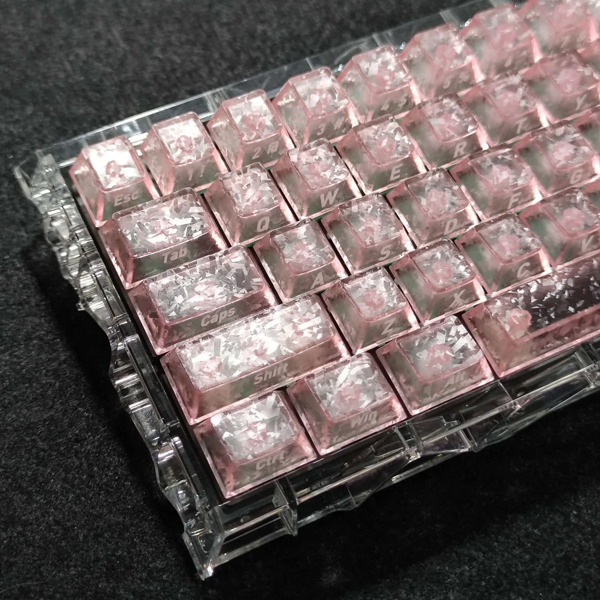 Translucent carbon fiber textured keycaps are recommended. Original keycaps are available to personalize and adapt to multiple k