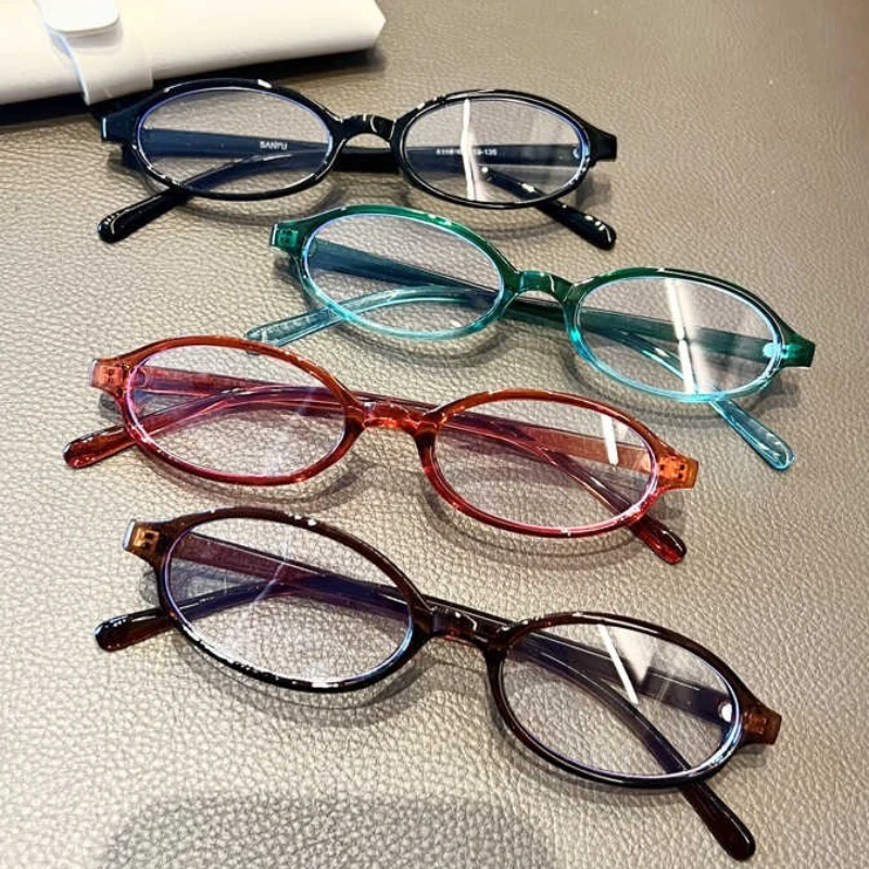 Piccoli occhiali con montatura quadrata nera