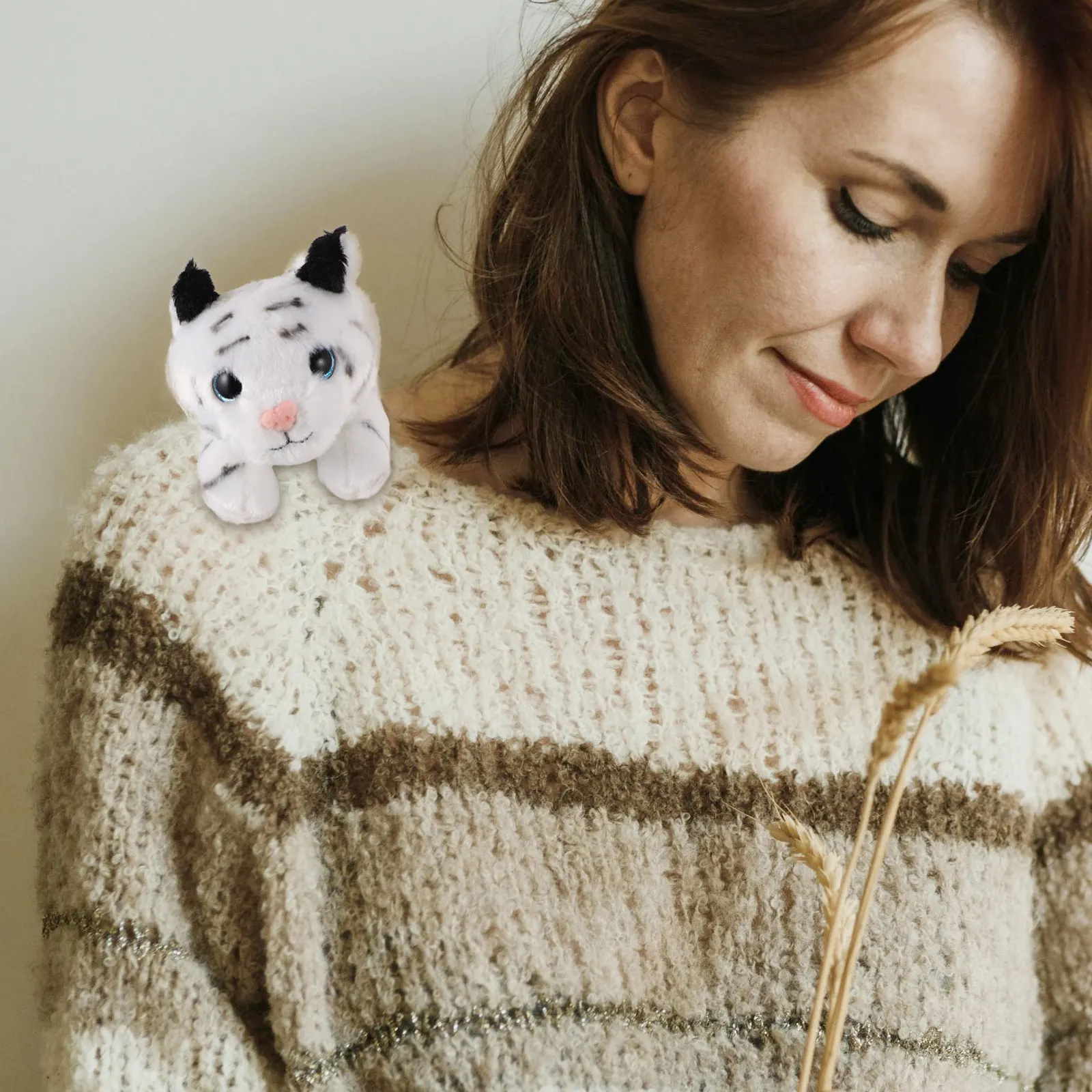 

Cute Shoulder Magnetic Tiger Comfortable Stuffed Jungle Theme Party Favor Realistic Cosplay Accessory