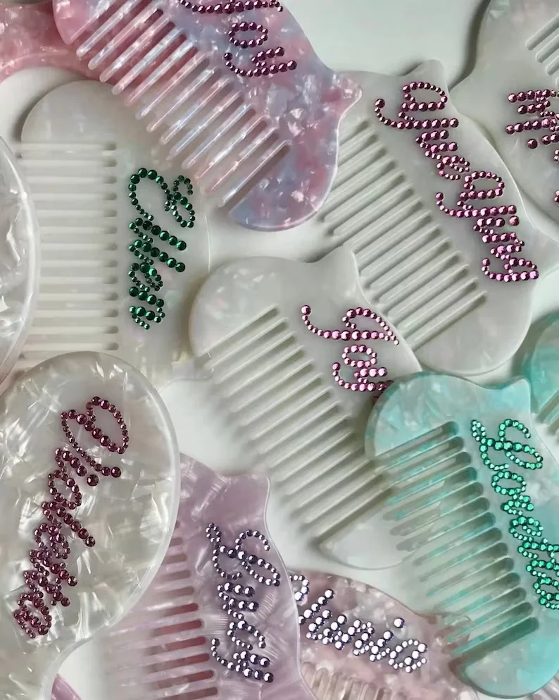 

Расческа для волос со стразами на заказ, расческа для волос с индивидуальным именем, подарок подружке невесты для подарка на годовщину, день рождения, свадьба, свадебный душ