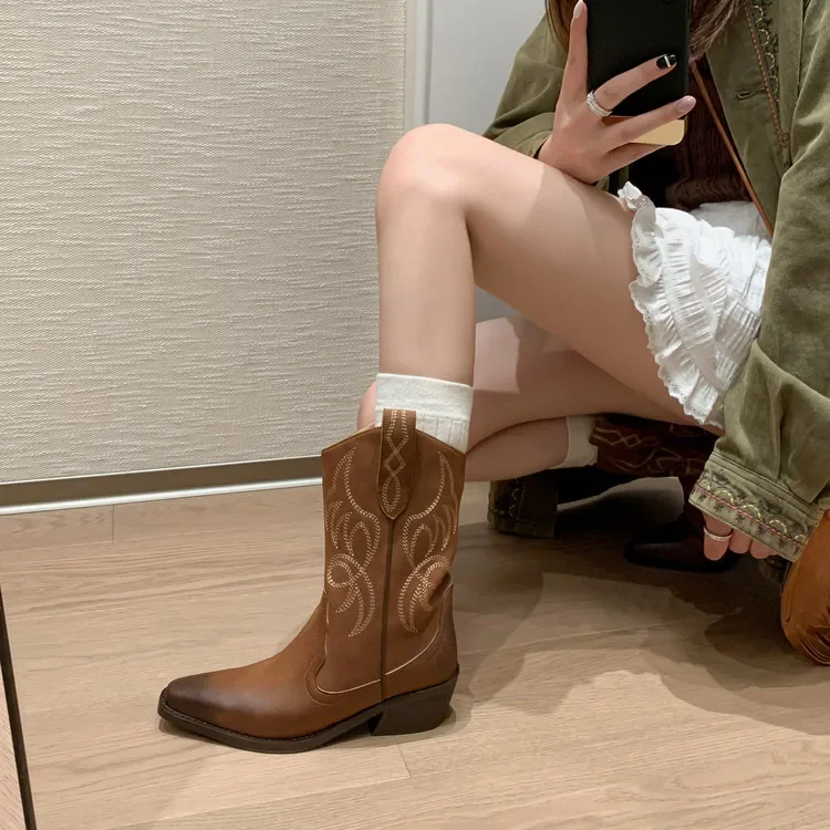 

Новинка 2026, осенне-зимние женские ботильоны высотой 22-25 см, ботинки в стиле вестерн с квадратным носком и вышивкой, короткие сапоги на шнуровке