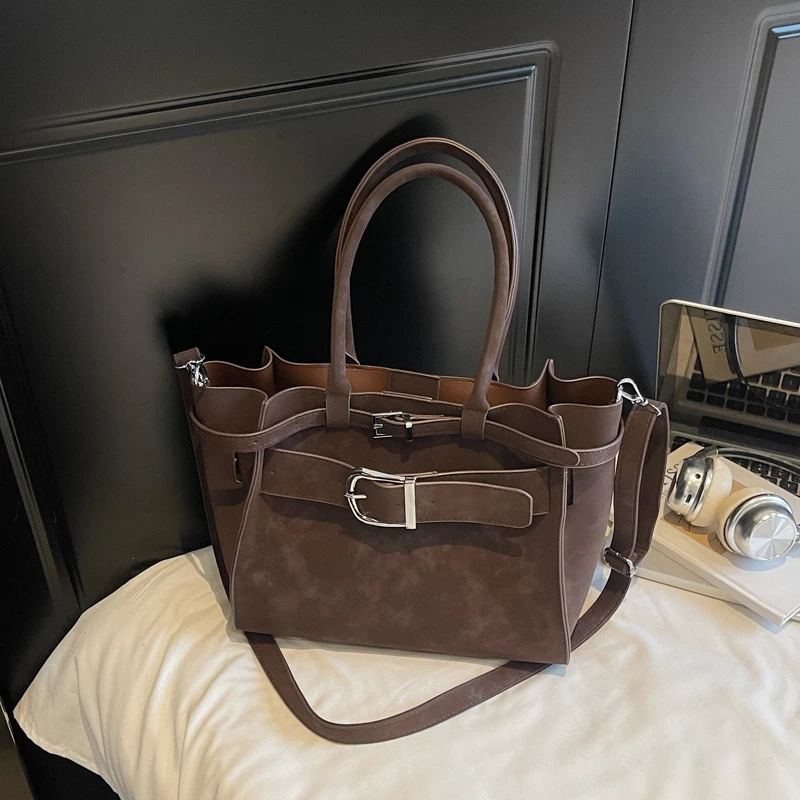 2025 automne et hiver nouveau Style Design élégant Faux daim carré épaule et sacs à bandoulière solide moraillon polyvalent sacs à main pour femmes