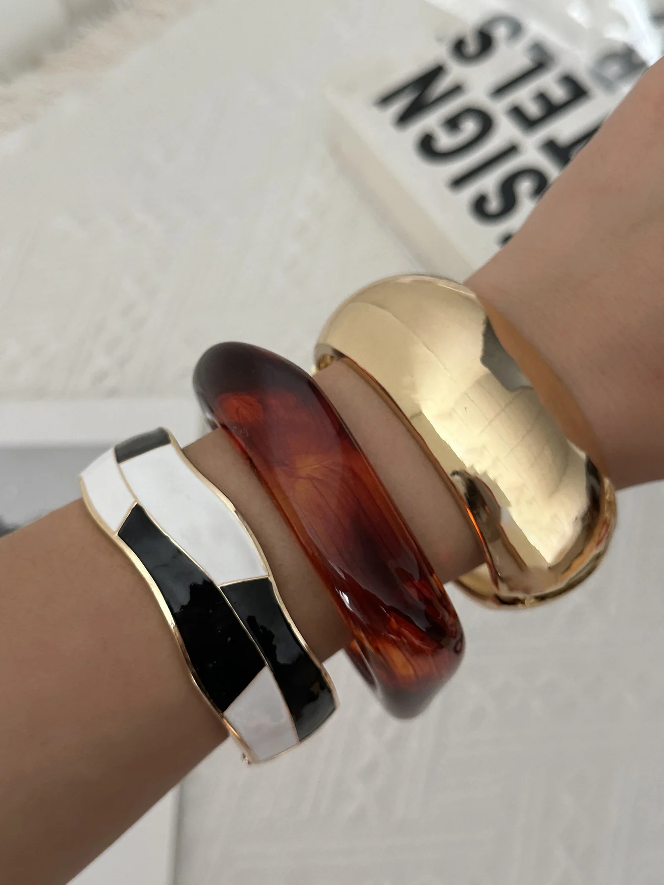 Boho Goldfarbene Breite Chunky Armreifen für Frauen, Übertriebene Geometrische Schwere Acrylharz-Armreifen, Trendiger Schmuck mit Charms – Detail 1