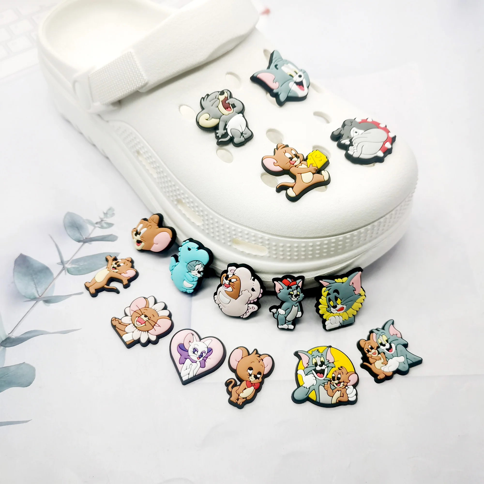 뜨거운 장난감 1/100PCS 만화 마우스 & 고양이 매력 액세서리 장식 PVC 클래식 방해 버클 어린이를위한 방수 파티 크리스마스 선물