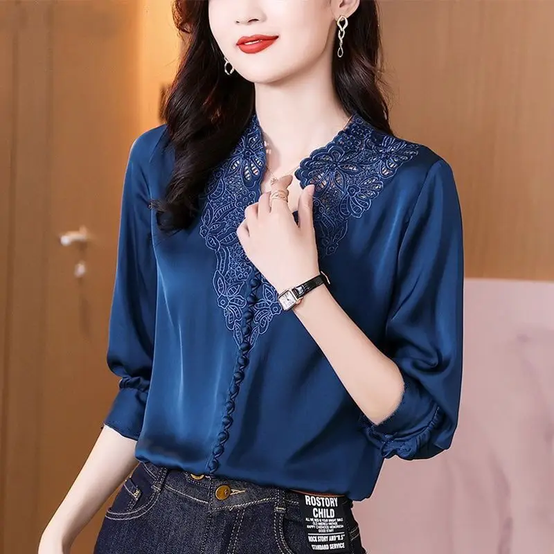 Heavy Duty Simulation Silk Shirt Women\'s 2024 Spring Outfit New French V-neck Embroidered Bubble Sleeve Design Top