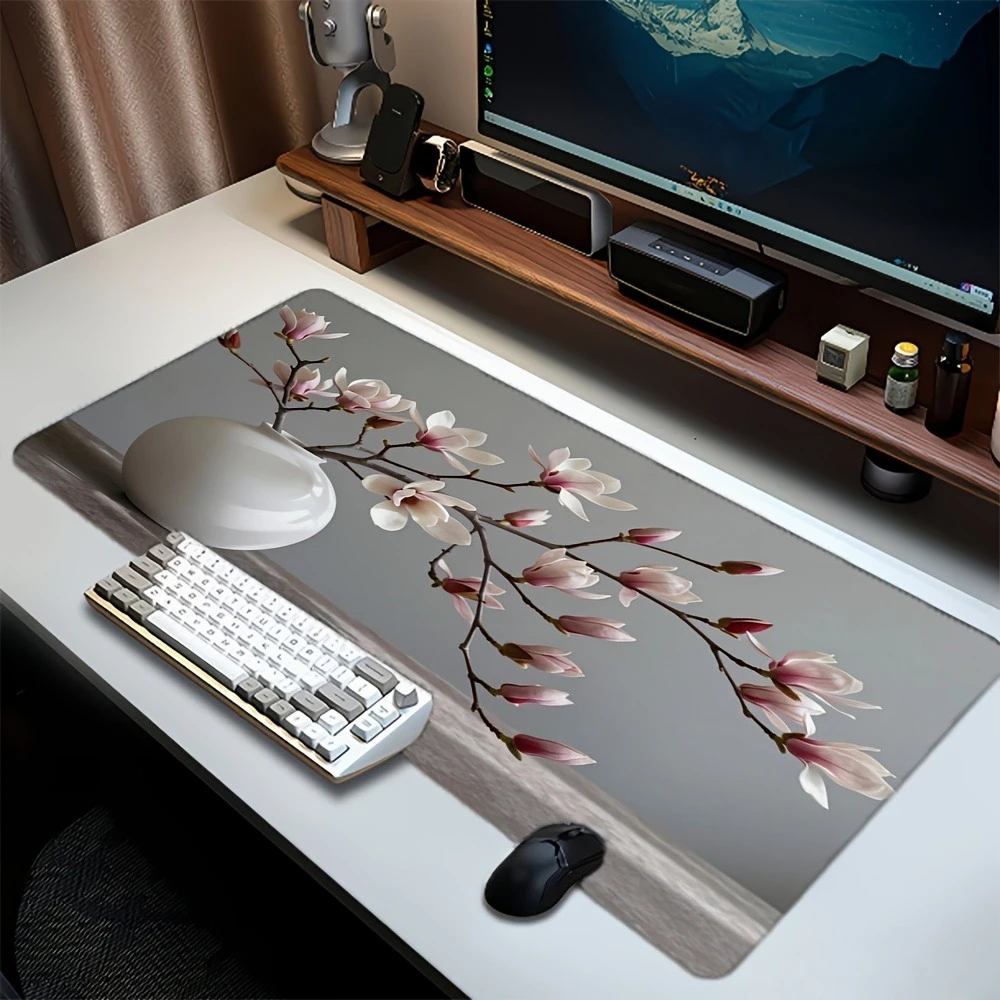 Zenthemed Tischset, Muster mit rosa Magnolienzweigen in weißer Porzellanvase. Weiche und rutschfeste Mauspad-Schreibtischorganizer und -tabletts
