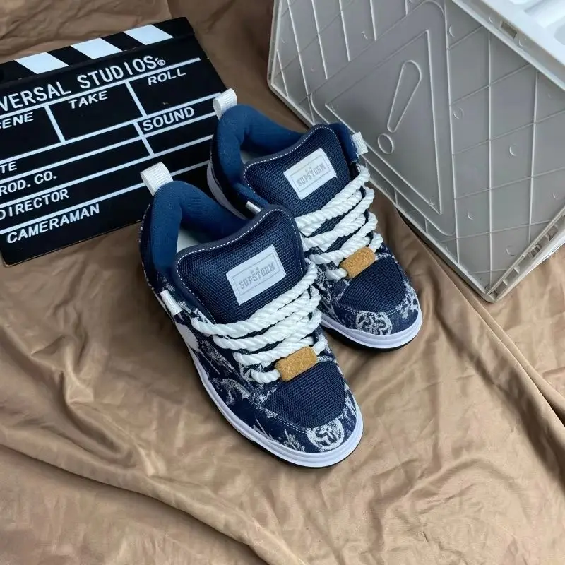 2026 American retro denim patterned bread shoes for men, blue and white color blocked coarse shoelaces, board shoes in large