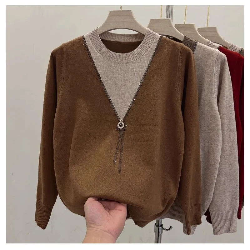 Damska moda, dzianinowa bluzka z okrągłym dekoltem, imitacja dwuczęściowego kompletu, jesienne sweterki odmładzające.